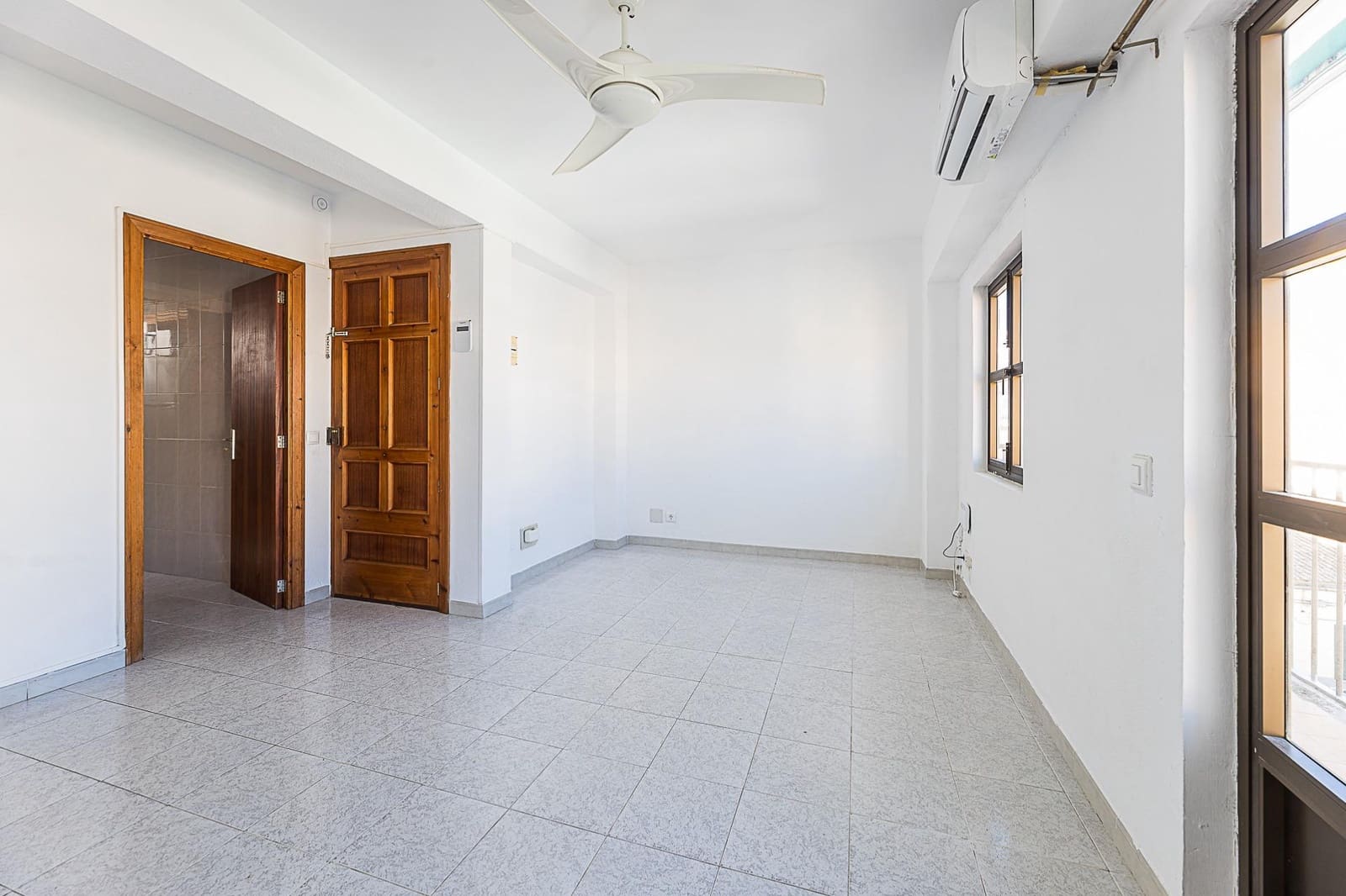 3 bedroom Flat for sale in Palma de Mallorca - € 240,000 (Ref: 9885000)