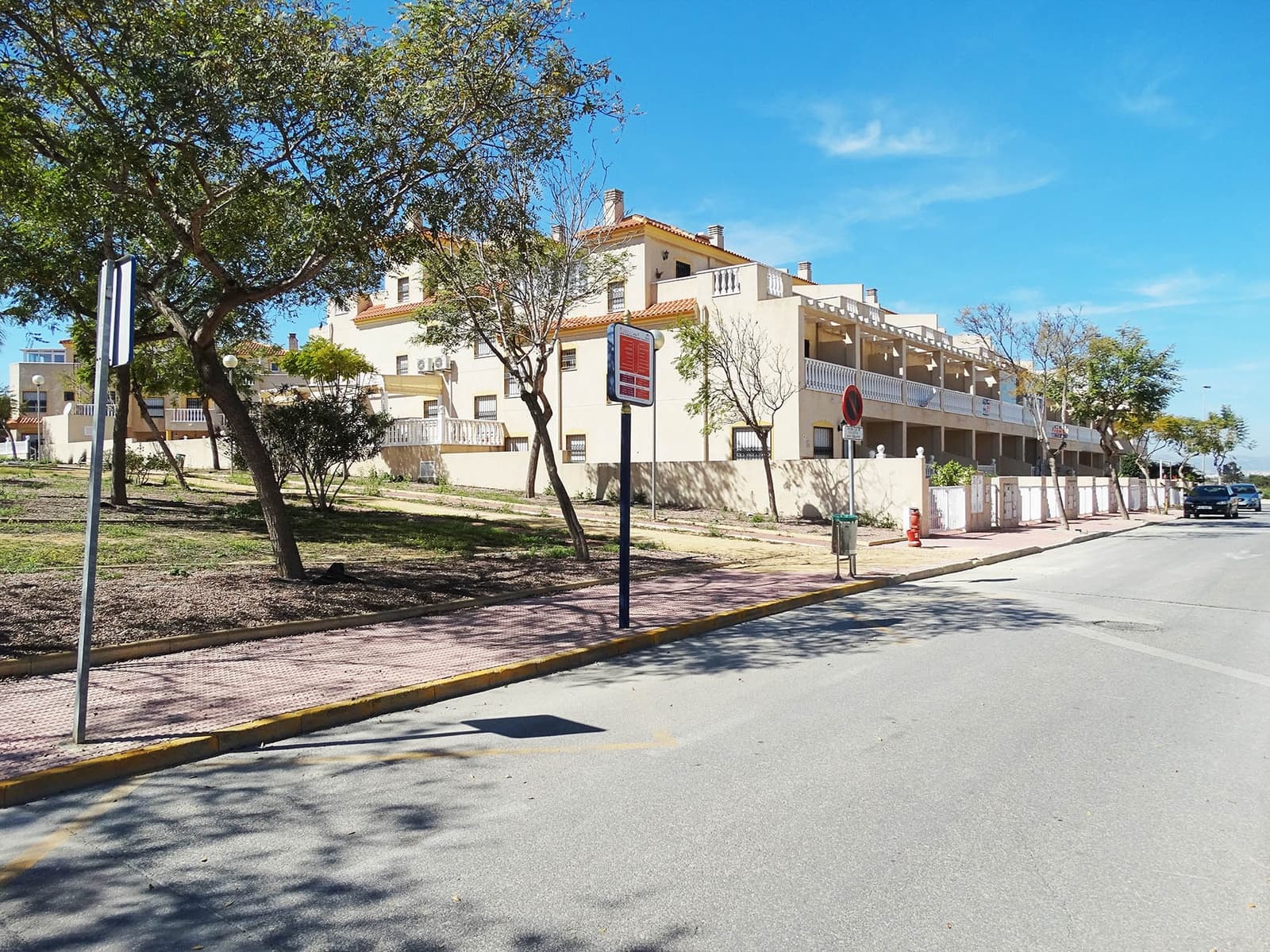 3 soverom Bungalow til leie i Guardamar del Segura med svømmebasseng garasje - € 950 (Ref: 8492938)