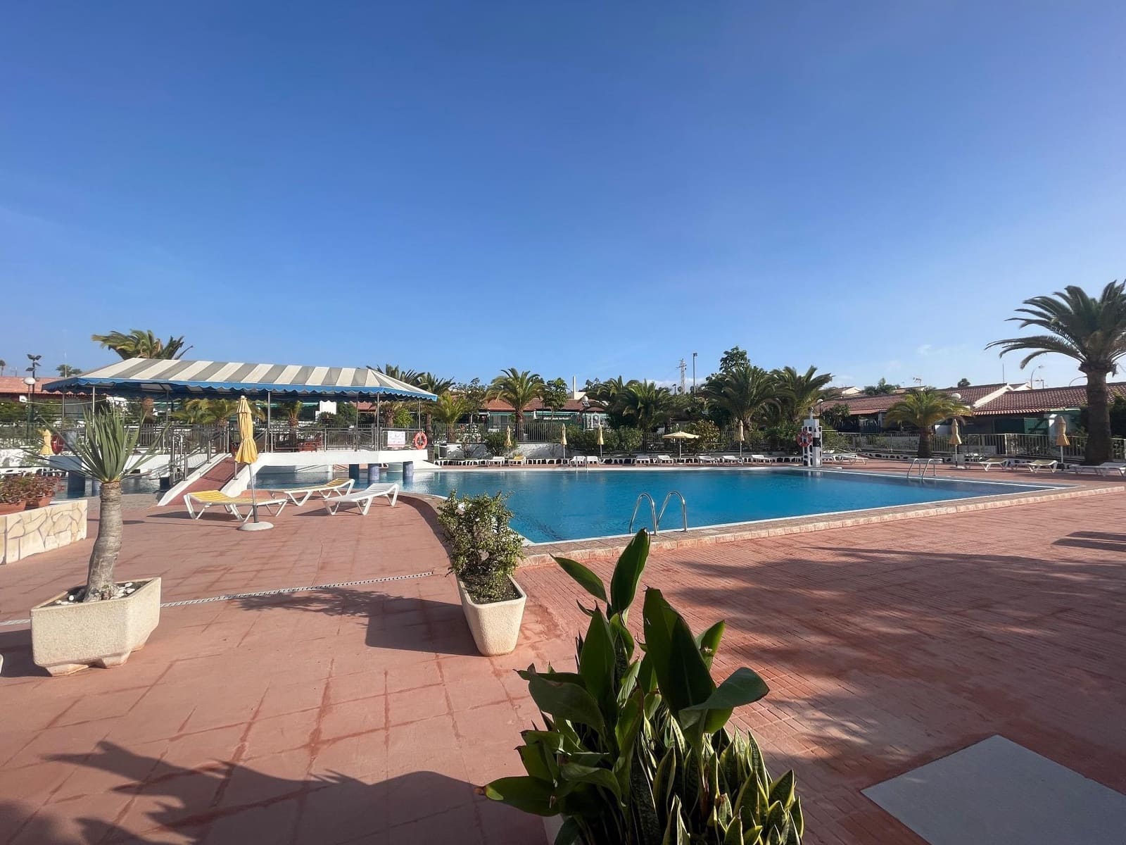 2 Zimmer Bungalow zu vermieten in Sonneland mit Pool - 1.000 € (Ref: 8053383)