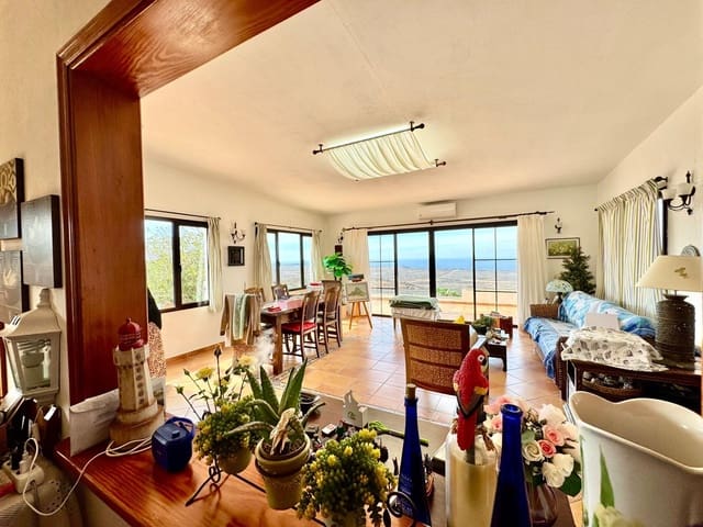 Chalet de 3 habitaciones en Yaiza en venta con garaje - 920.000 € (Ref: 9602794)