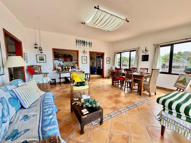 Chalet de 3 habitaciones en Yaiza en venta con garaje - 920.000 € (Ref: 9602794)