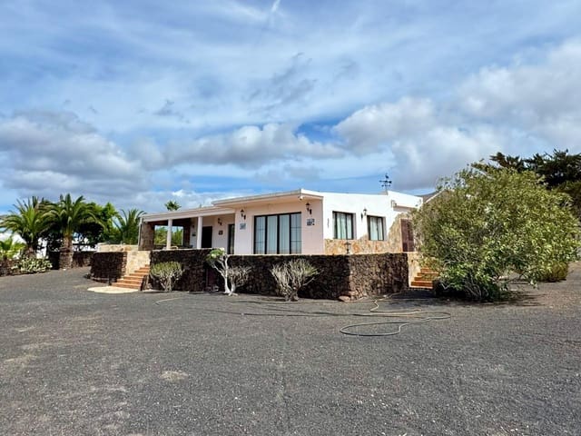 Chalet de 3 habitaciones en Yaiza en venta con garaje - 920.000 € (Ref: 9602794)