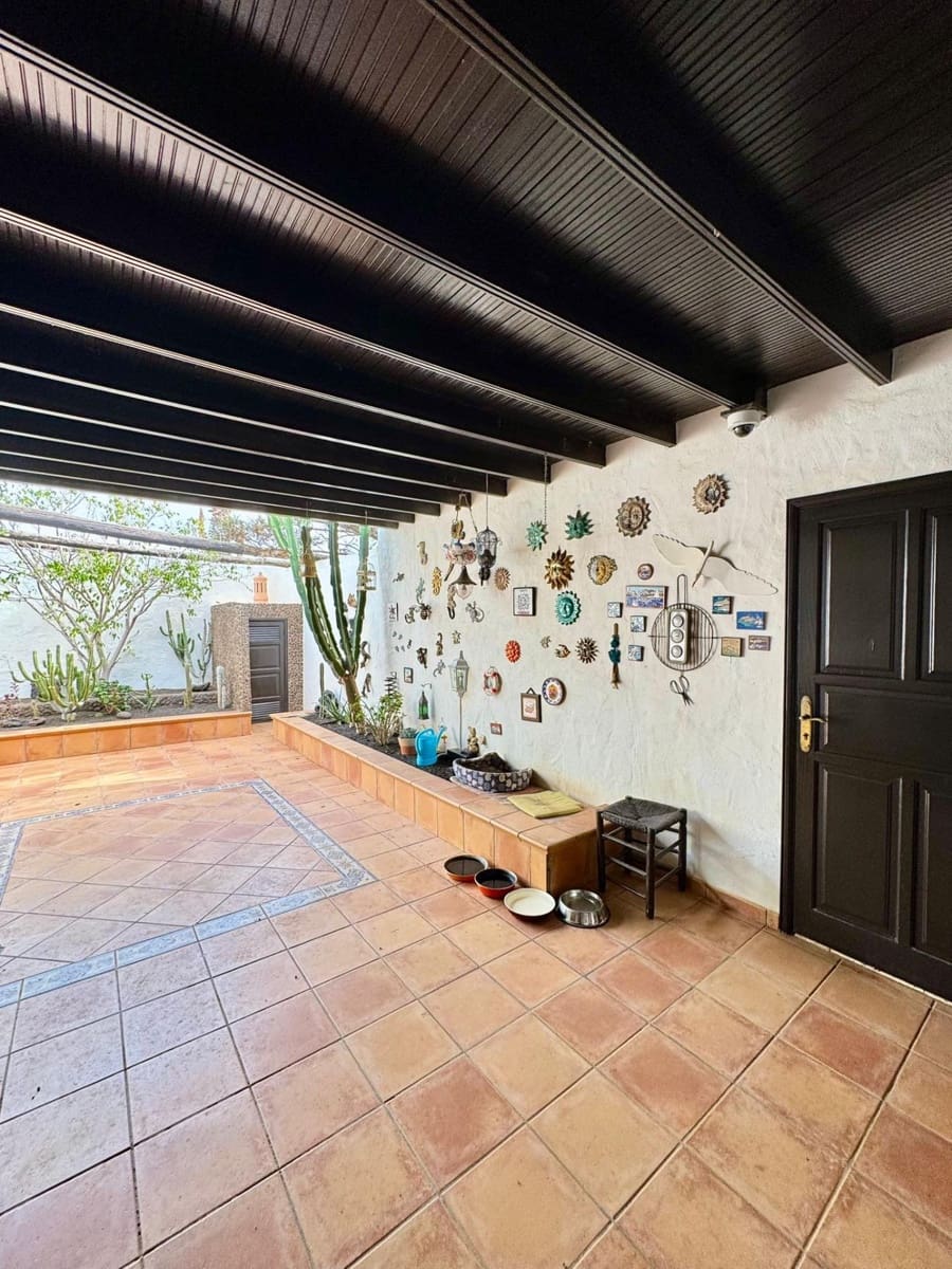 Chalet de 3 habitaciones en Yaiza en venta con garaje - 920.000 € (Ref: 9602794)