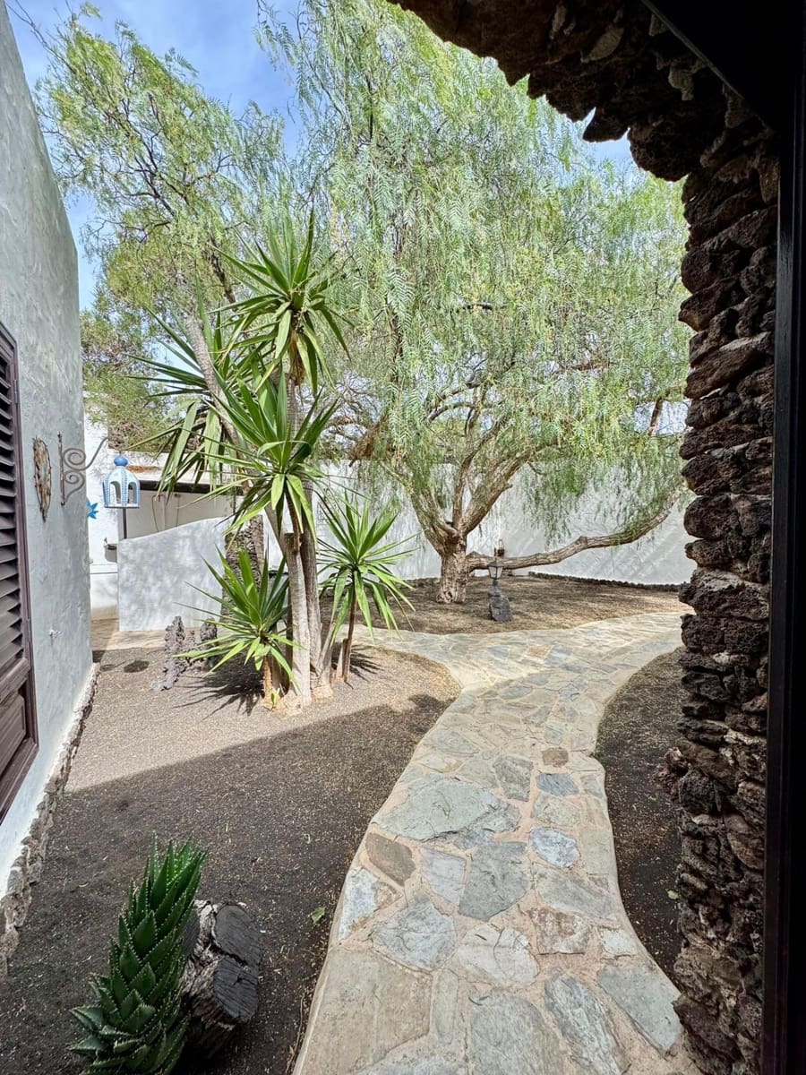 Chalet de 3 habitaciones en Yaiza en venta con garaje - 920.000 € (Ref: 9602794)