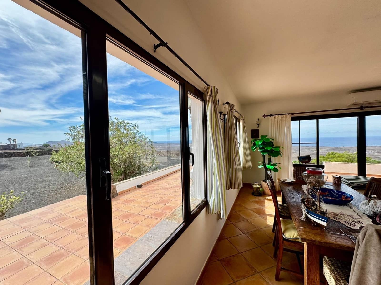 Chalet de 3 habitaciones en Yaiza en venta con garaje - 920.000 € (Ref: 9602794)