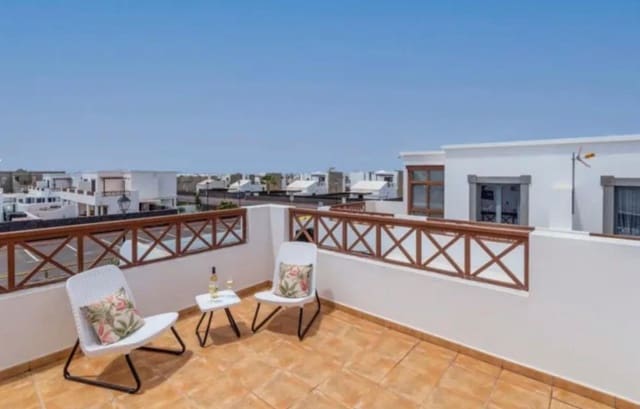 Chalet de 3 habitaciones en Playa Blanca, Yaiza en venta con piscina - 460.000 € (Ref: 9602798)