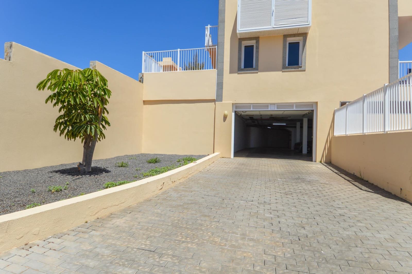 2 bedroom Apartment for sale in Arguineguin with pool garage - € 320,000 (Ref: 9773188)