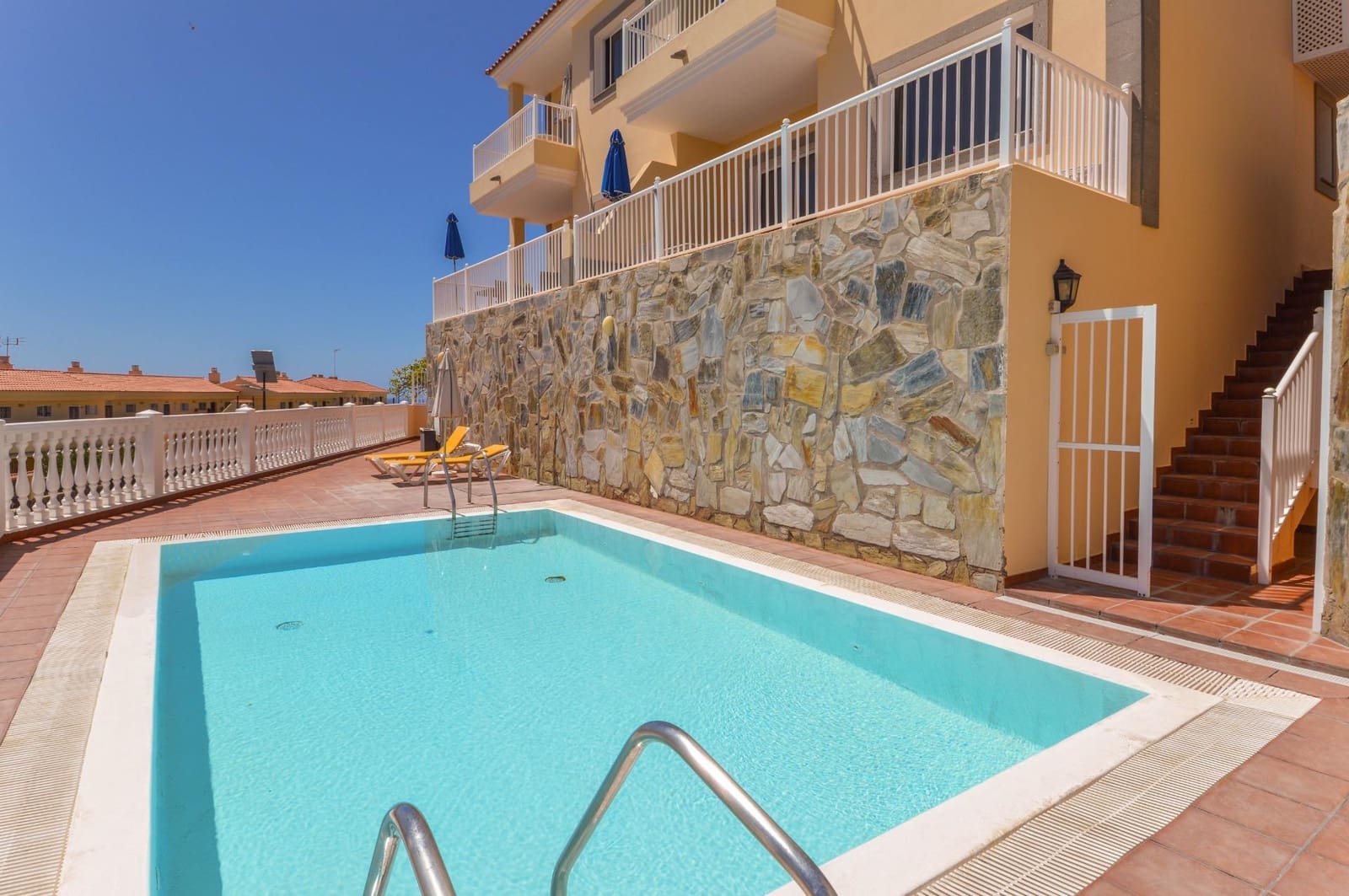 2 bedroom Apartment for sale in Arguineguin with pool garage - € 320,000 (Ref: 9773188)