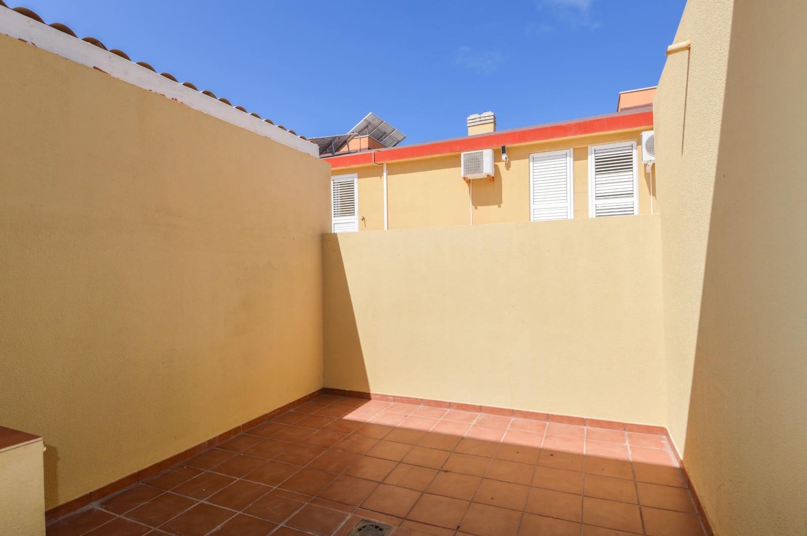 3 sovrum Lägenhet att hyra i Mogan med garage - 1 400 € (Ref: 9908108)