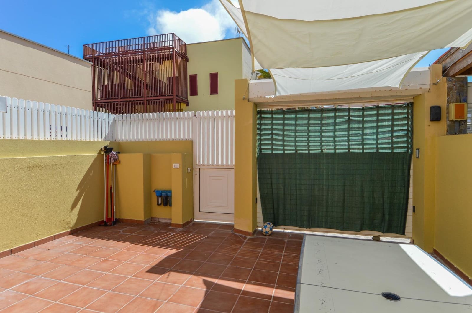 3 sovrum Lägenhet att hyra i Mogan med garage - 1 400 € (Ref: 9908108)