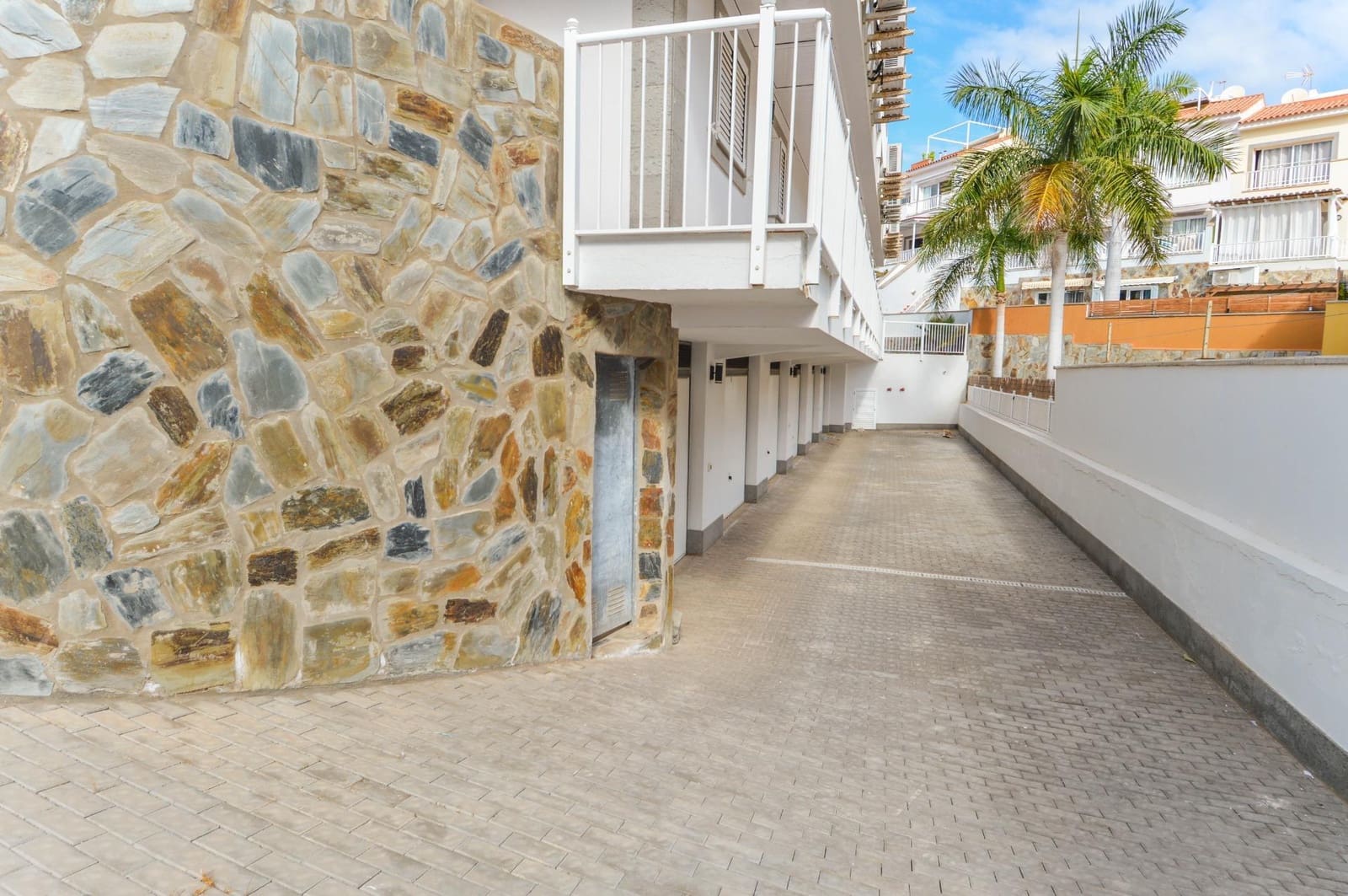 Kommersiell til leie i Mogan med svømmebasseng - € 1 800 (Ref: 9913270)