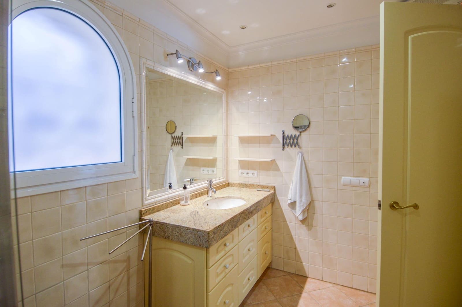 2 bedroom Villa for sale in Playa del Ingles with garage - € 799,000 (Ref: 9949891)