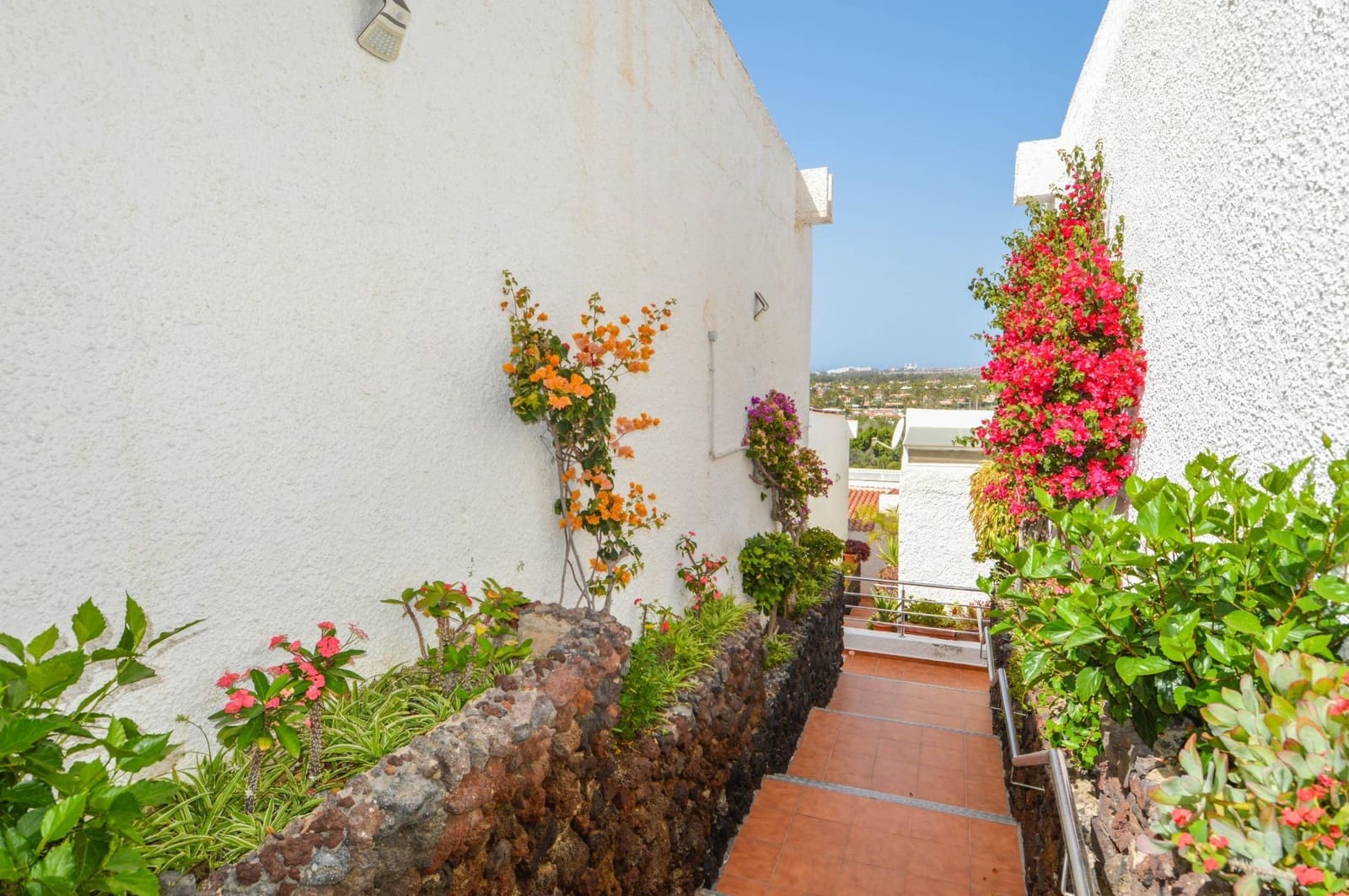 2 bedroom Villa for sale in Playa del Ingles with garage - € 799,000 (Ref: 9949891)