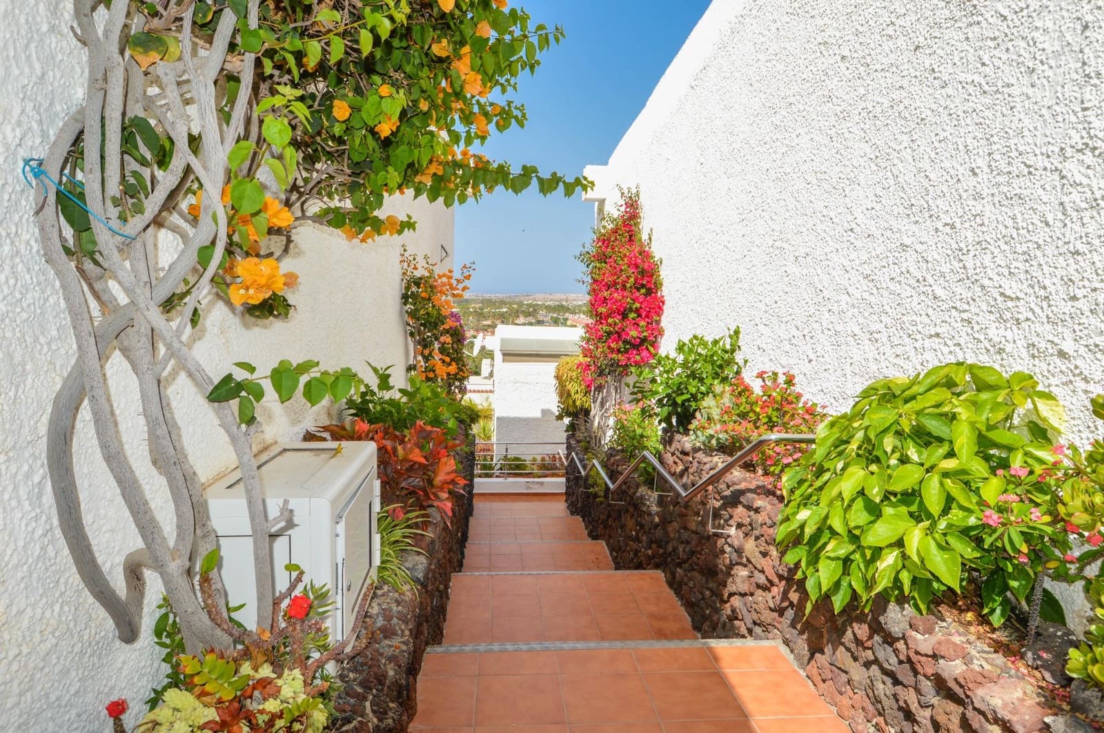 2 bedroom Villa for sale in Playa del Ingles with garage - € 799,000 (Ref: 9949891)