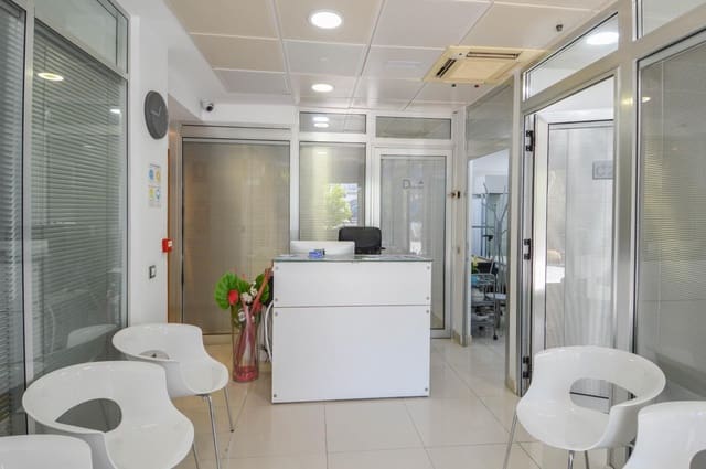 Commercial for rent in Playa del Inglés, San Bartolomé de Tirajana - € 2,600 (Ref: 9975537)