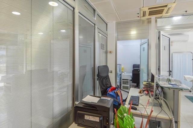 Commercial for rent in Playa del Inglés, San Bartolomé de Tirajana - € 2,600 (Ref: 9975537)
