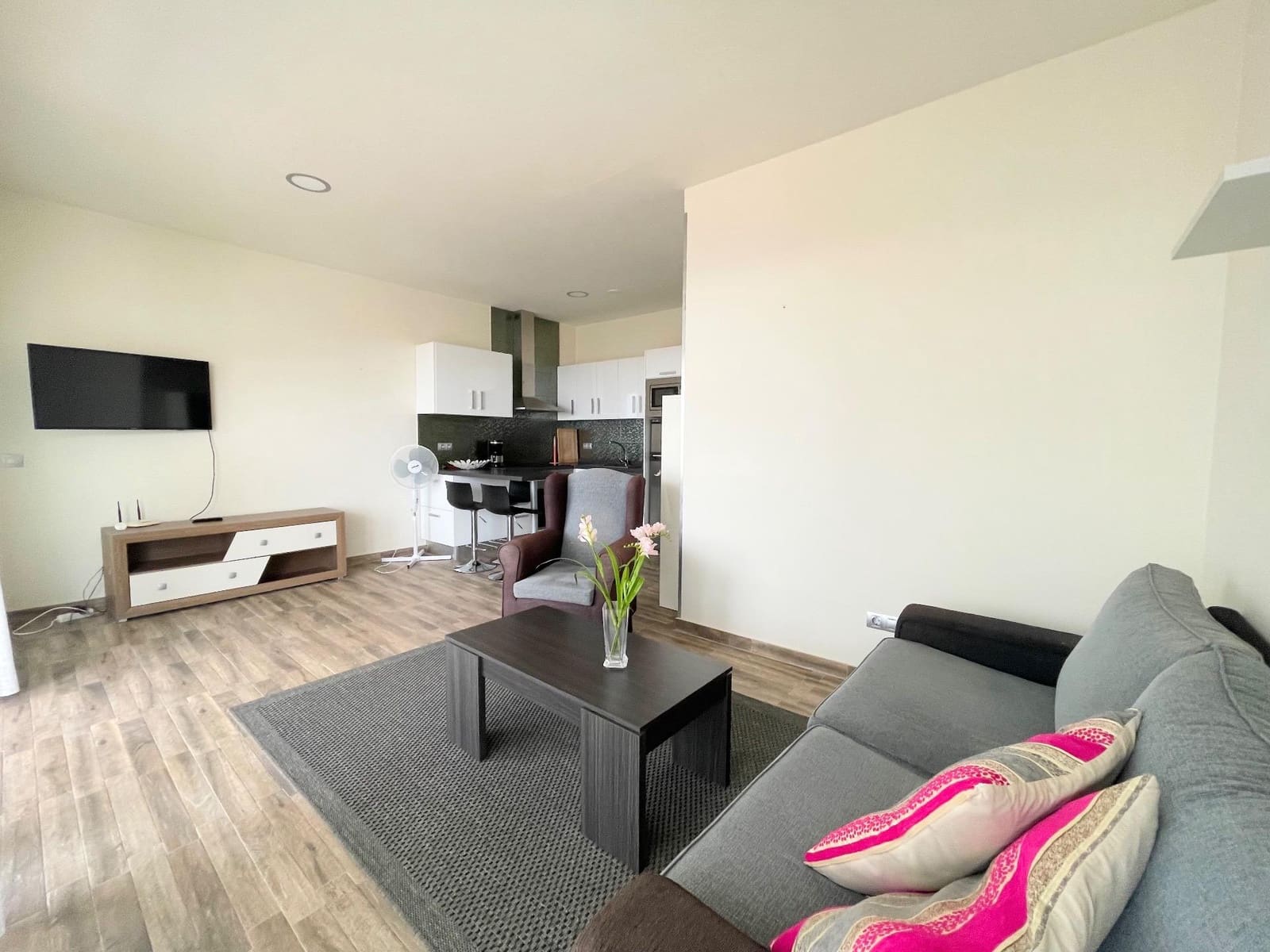 2 soverom Leilighet til leie i Mogan med garasje - € 1 200 (Ref: 9978973)
