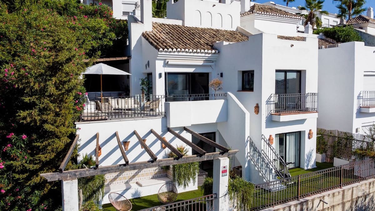 3 camera da letto Villetta Bifamiliare in vendita in Istan con piscina garage - 725.000 € (Rif: 10120764)
