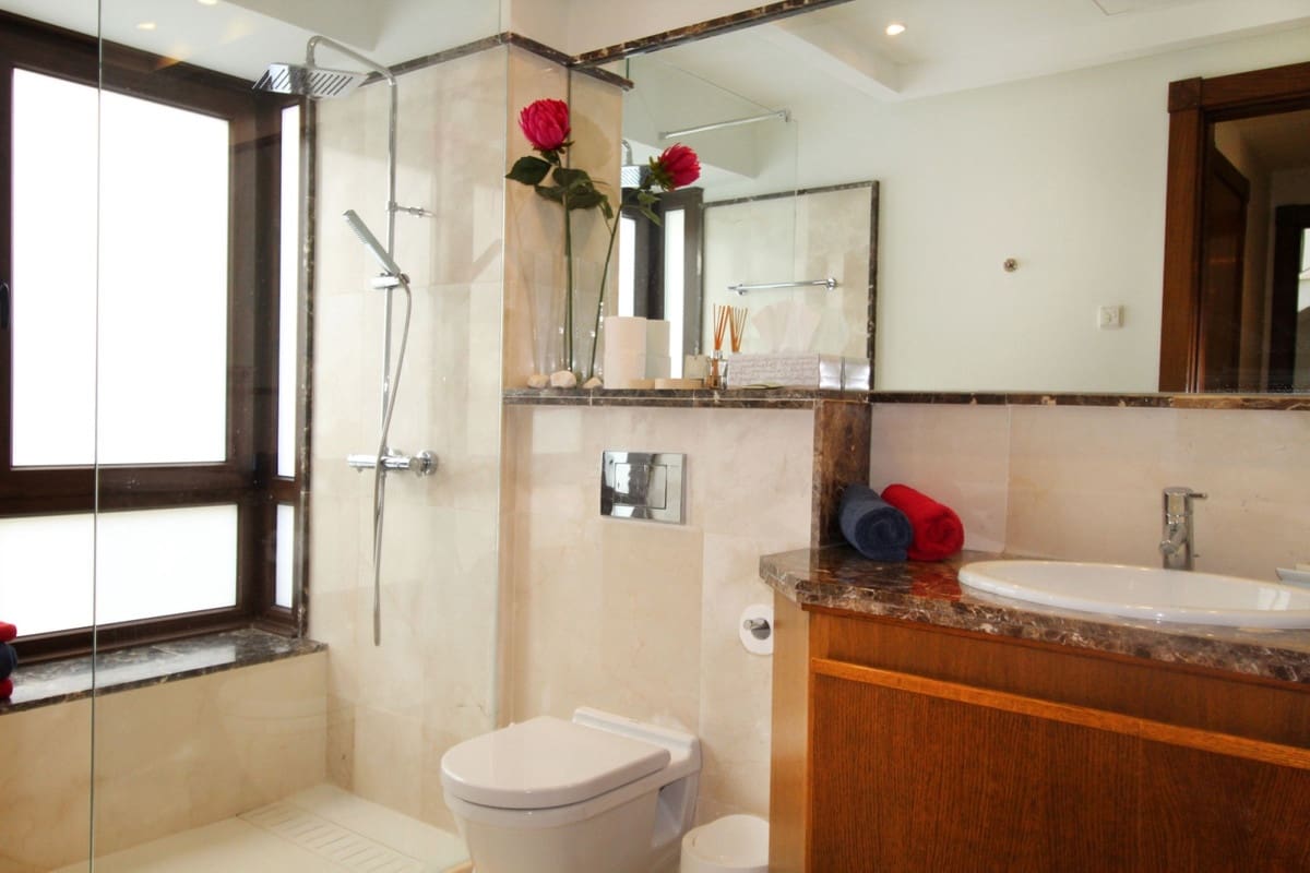 5 bedroom Villa for sale in Benahavis with pool garage - € 1,795,000 (Ref: 9288441)