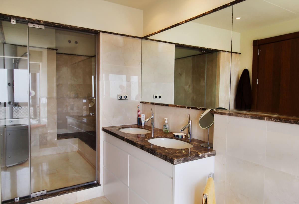 5 bedroom Villa for sale in Benahavis with pool garage - € 1,795,000 (Ref: 9288441)