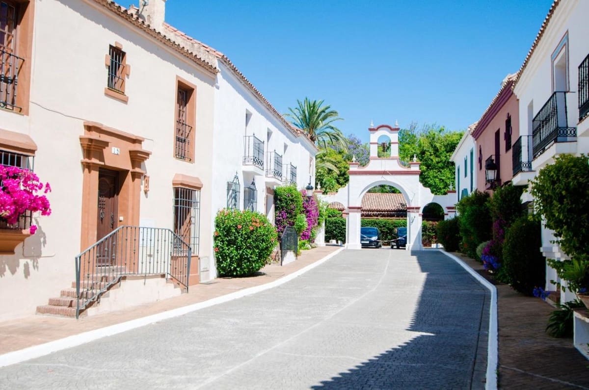 3 bedroom Townhouse for sale in Guadalmina with pool - € 600,000 (Ref: 9288443)