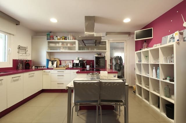 5 bedroom Villa for sale in San Pedro de Alcantara, Marbella with pool garage - € 2,050,000 (Ref: 9288455)