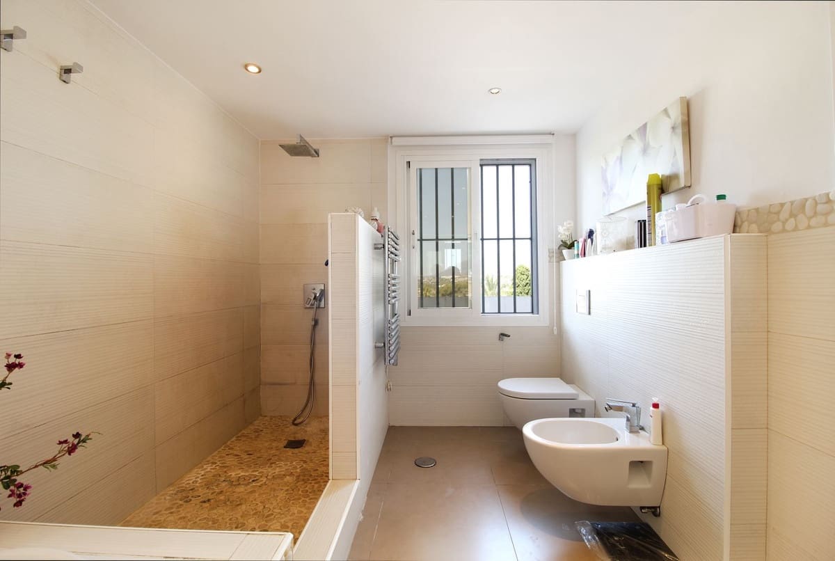 5 bedroom Villa for sale in San Pedro de Alcantara with pool garage - € 2,050,000 (Ref: 9288455)