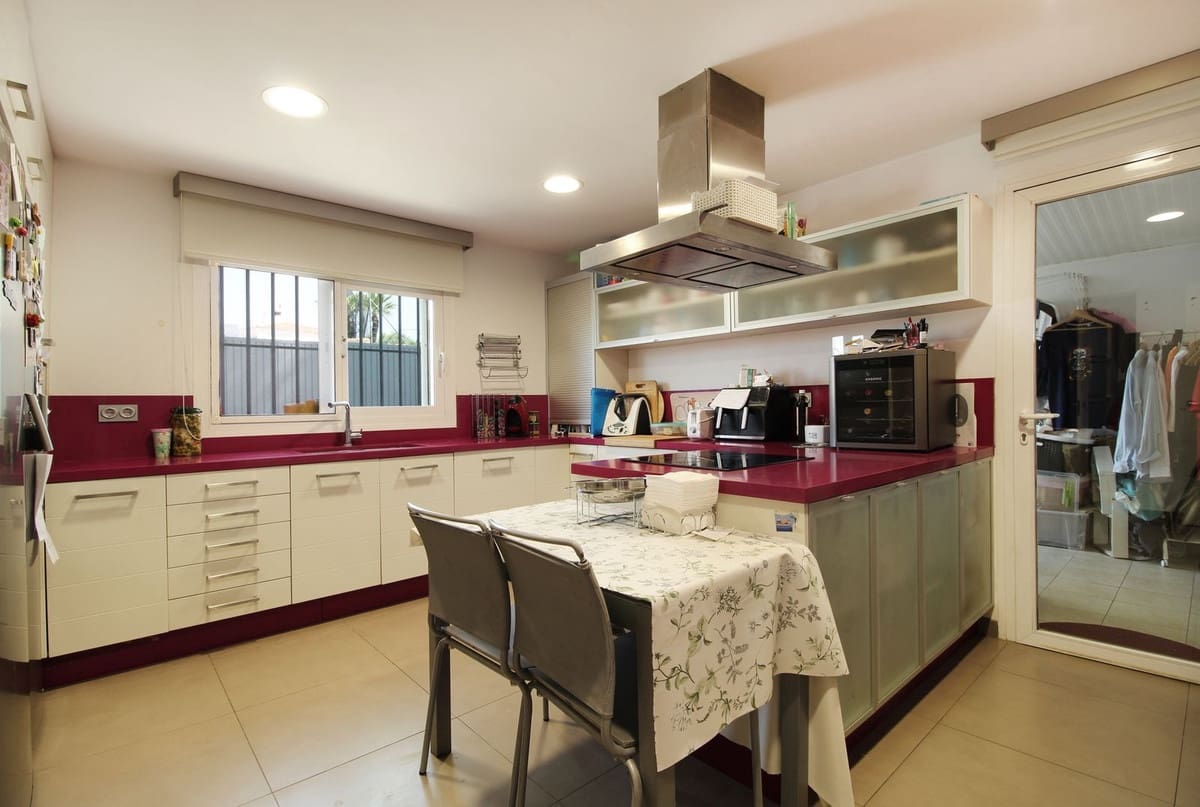 5 bedroom Villa for sale in San Pedro de Alcantara with pool garage - € 1,950,000 (Ref: 9288455)