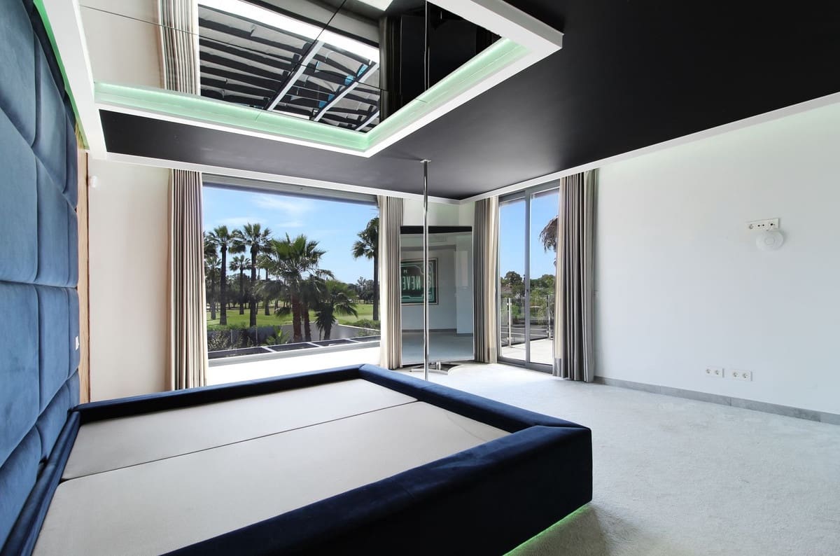 Chalet de 4 habitaciones en Nueva Andalucia en venta con piscina - 2.360.000 € (Ref: 9288457)