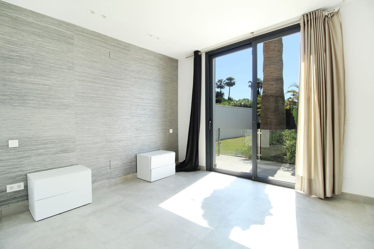 Chalet de 4 habitaciones en Nueva Andalucia en venta con piscina - 2.360.000 € (Ref: 9288457)