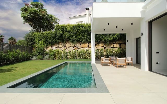 Chalet de 4 habitaciones en Estepona en venta con piscina garaje - 1.695.000 € (Ref: 9288458)