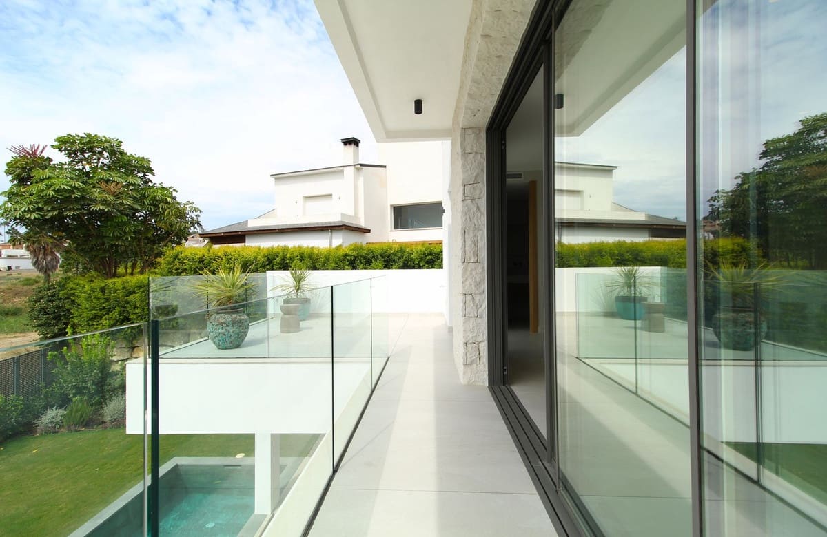 Chalet de 4 habitaciones en Estepona en venta con piscina garaje - 1.695.000 € (Ref: 9288458)