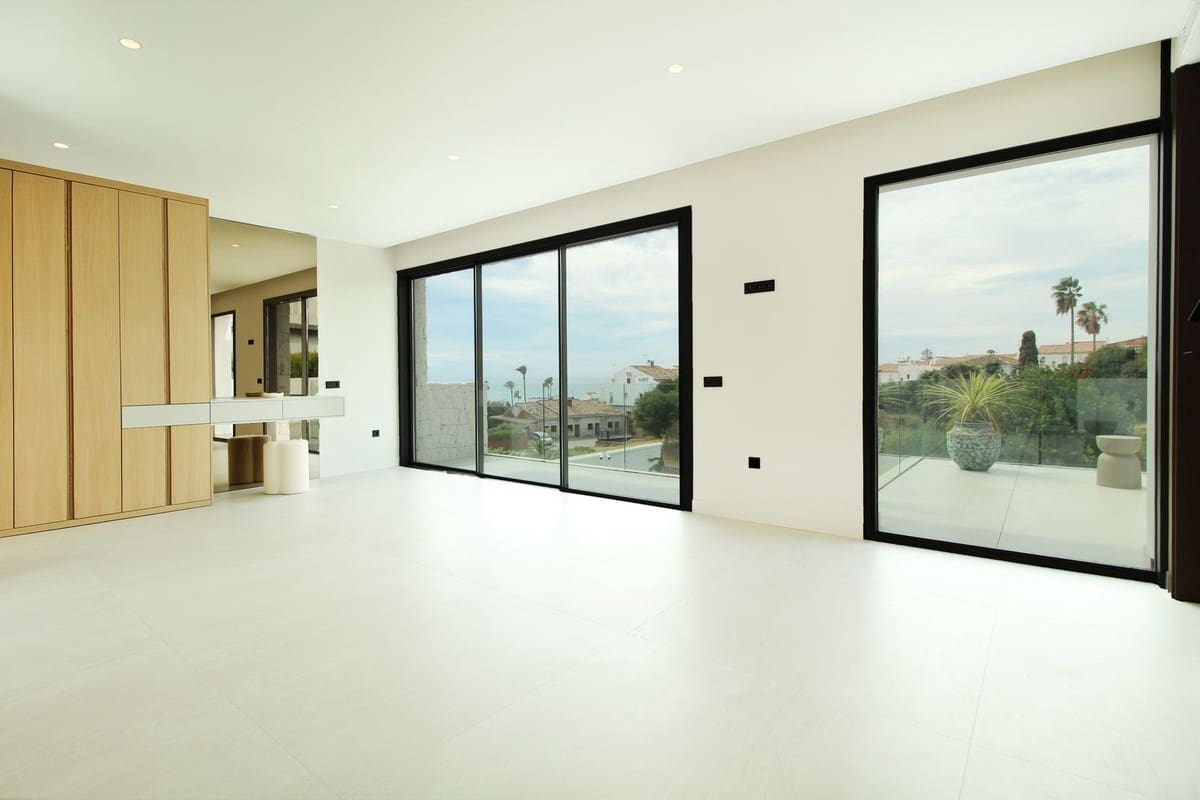 Chalet de 4 habitaciones en Estepona en venta con piscina garaje - 1.695.000 € (Ref: 9288458)