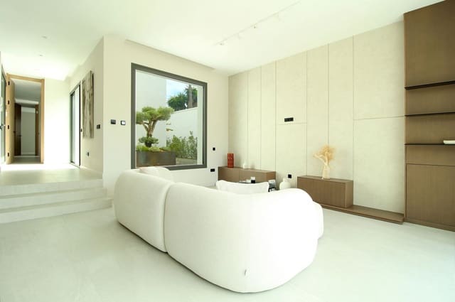 4 quarto Moradia para venda em Estepona com piscina garagem - 1 695 000 € (Ref: 9288458)