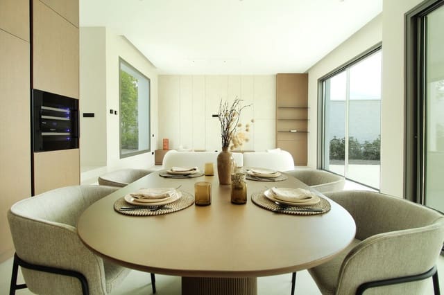 4 quarto Moradia para venda em Estepona com piscina garagem - 1 695 000 € (Ref: 9288458)