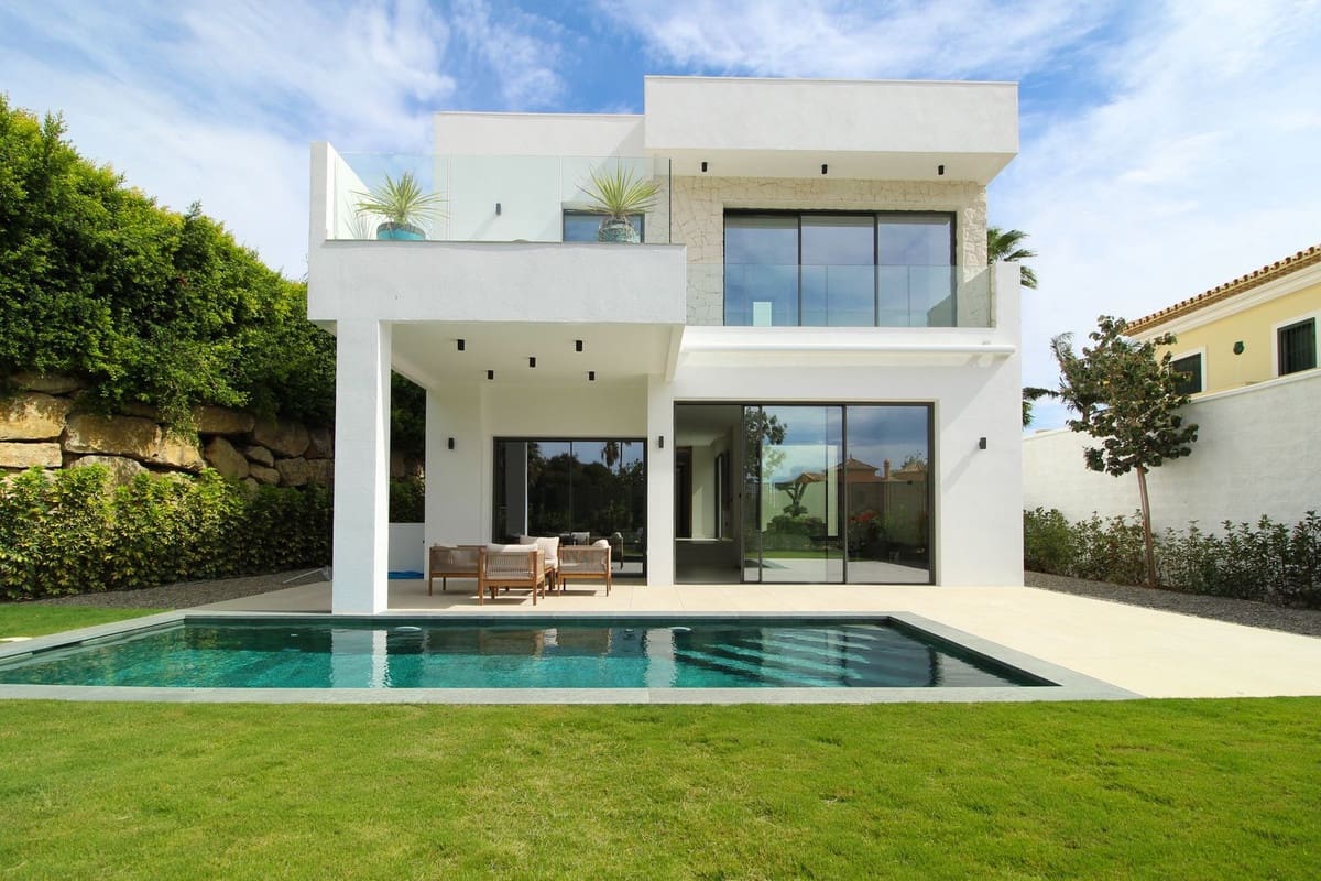 4 soveværelse Villa til salg i Estepona med swimmingpool garage - € 1.695.000 (Ref: 9288458)
