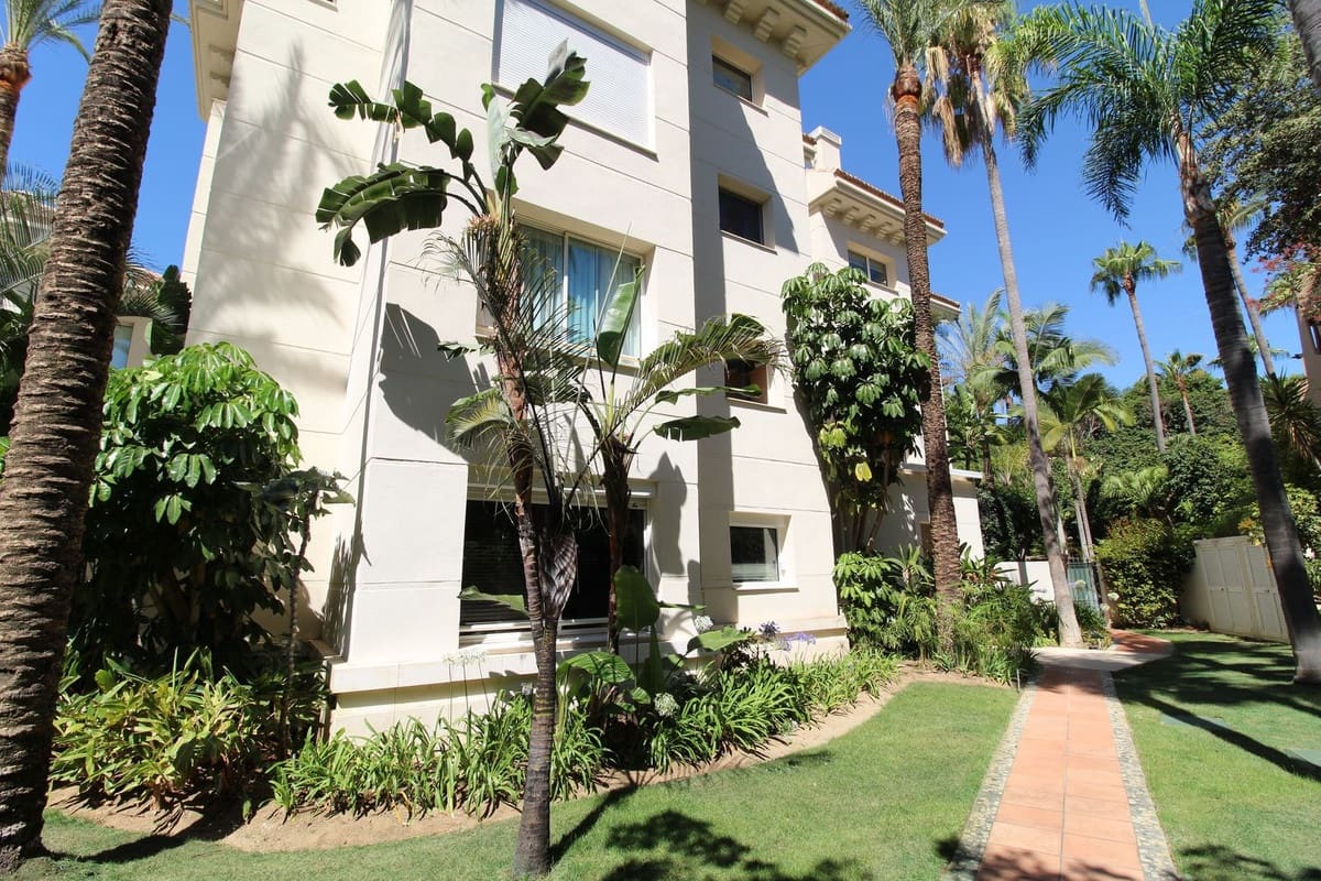 3 bedroom Apartment for sale in Golden Mile with pool garage - € 2,400,000 (Ref: 9288463)