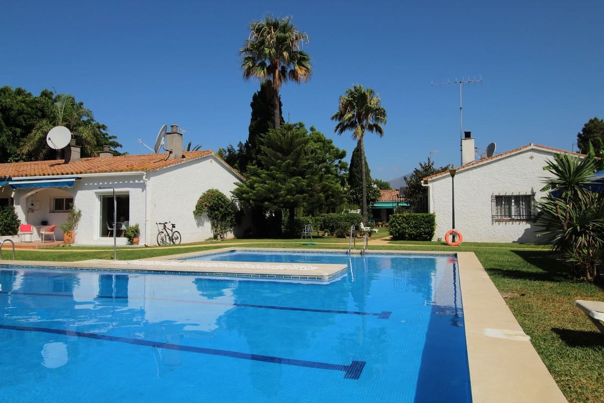 2 soverom Kjedet enebolig til salgs i San Pedro de Alcantara med svømmebasseng garasje - € 549 000 (Ref: 9288465)