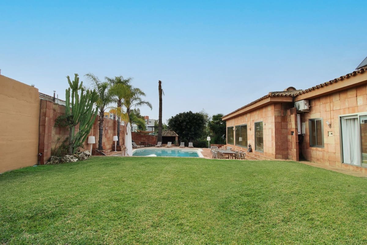 4 bedroom Villa for sale in Benahavis with pool garage - € 2,400,000 (Ref: 9288473)