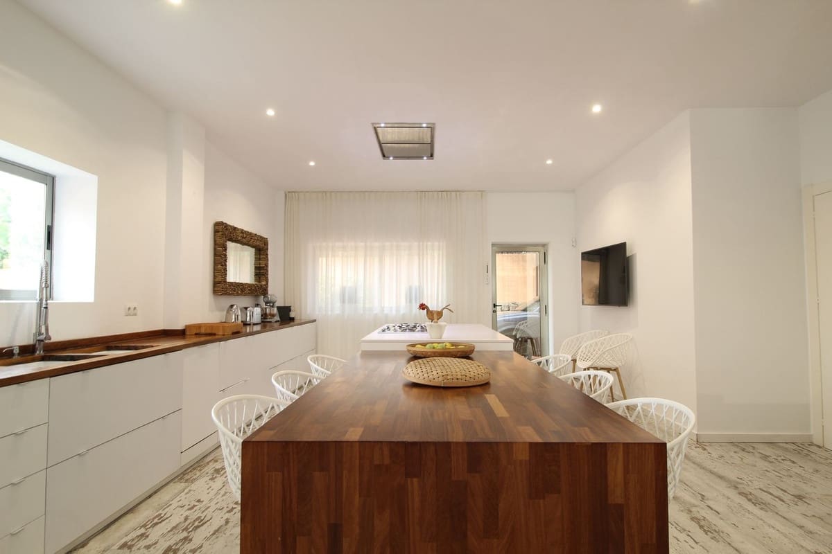 4 bedroom Villa for sale in Benahavis with pool garage - € 2,400,000 (Ref: 9288473)