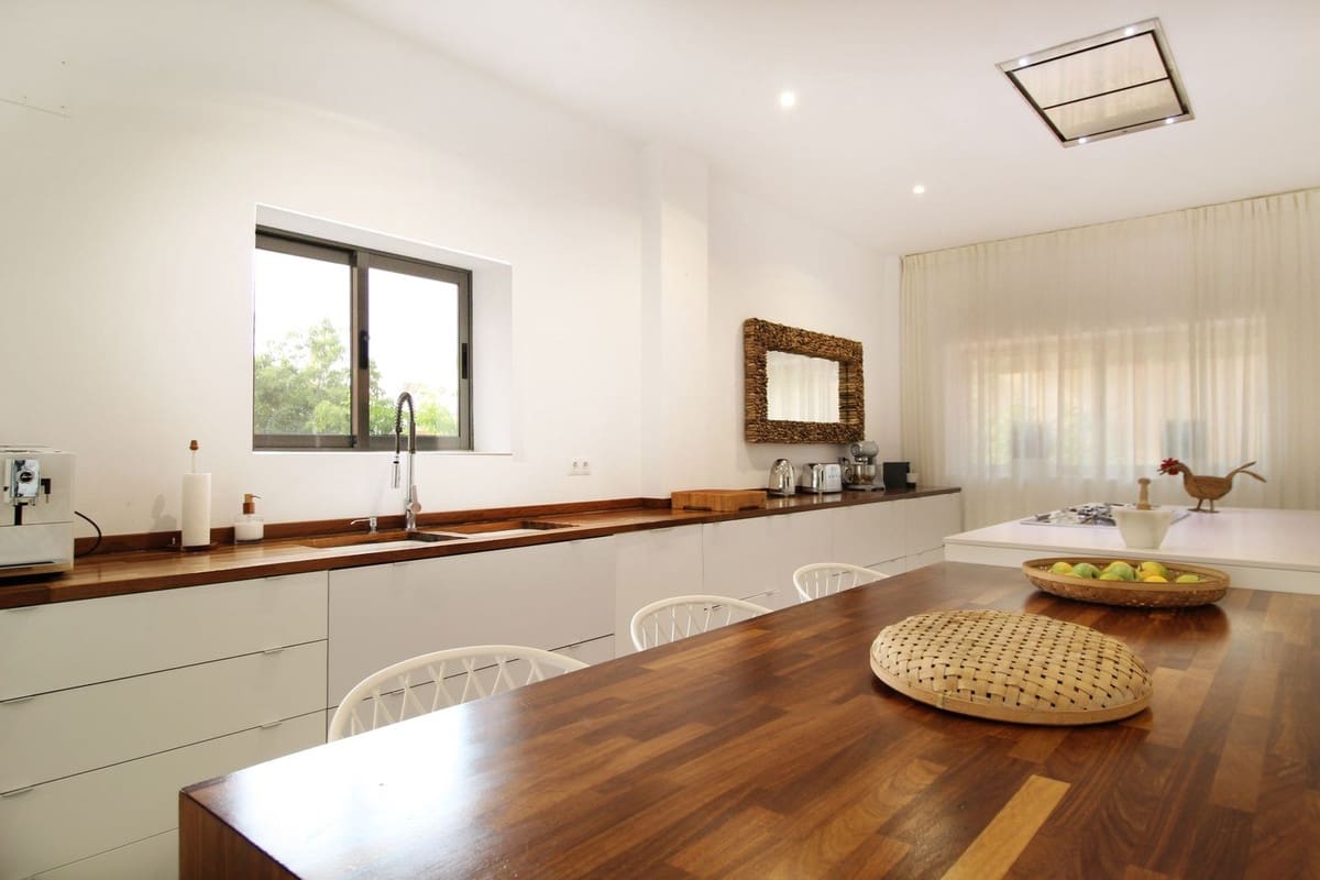 4 bedroom Villa for sale in Benahavis with pool garage - € 2,400,000 (Ref: 9288473)