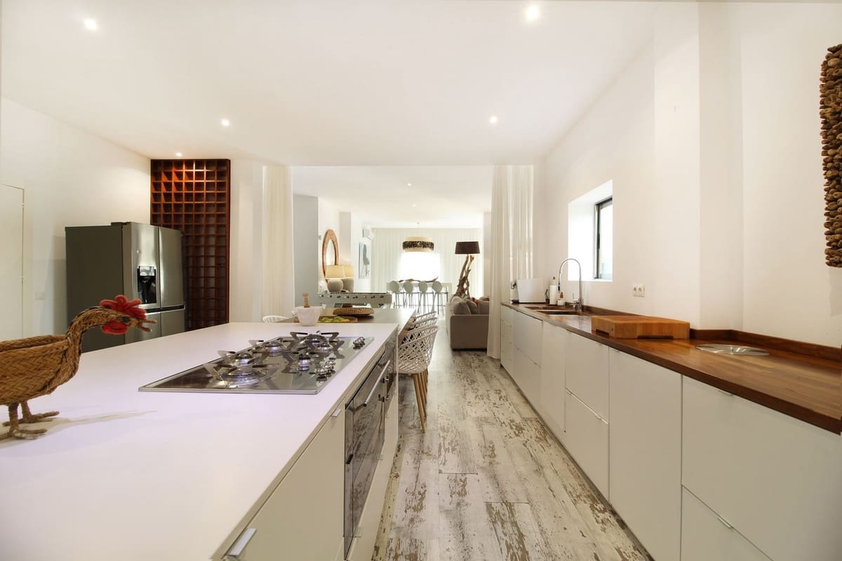 4 bedroom Villa for sale in Benahavis with pool garage - € 2,400,000 (Ref: 9288473)