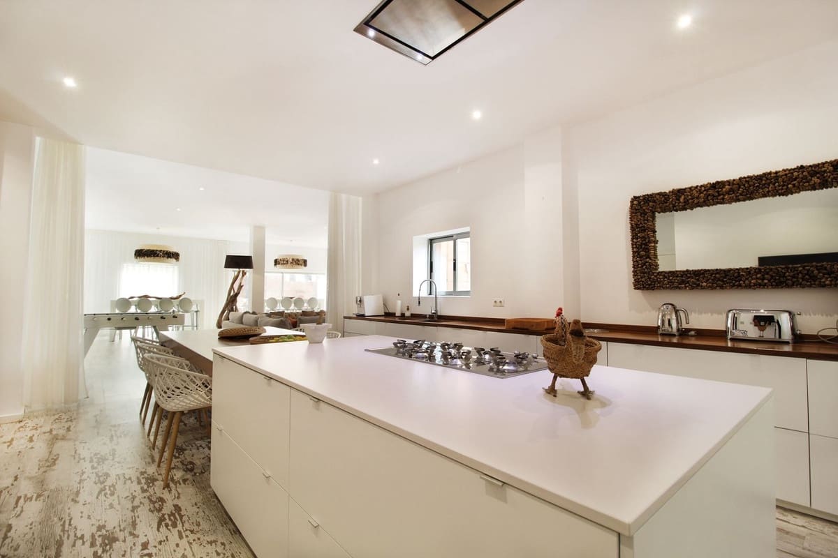 4 bedroom Villa for sale in Benahavis with pool garage - € 2,400,000 (Ref: 9288473)
