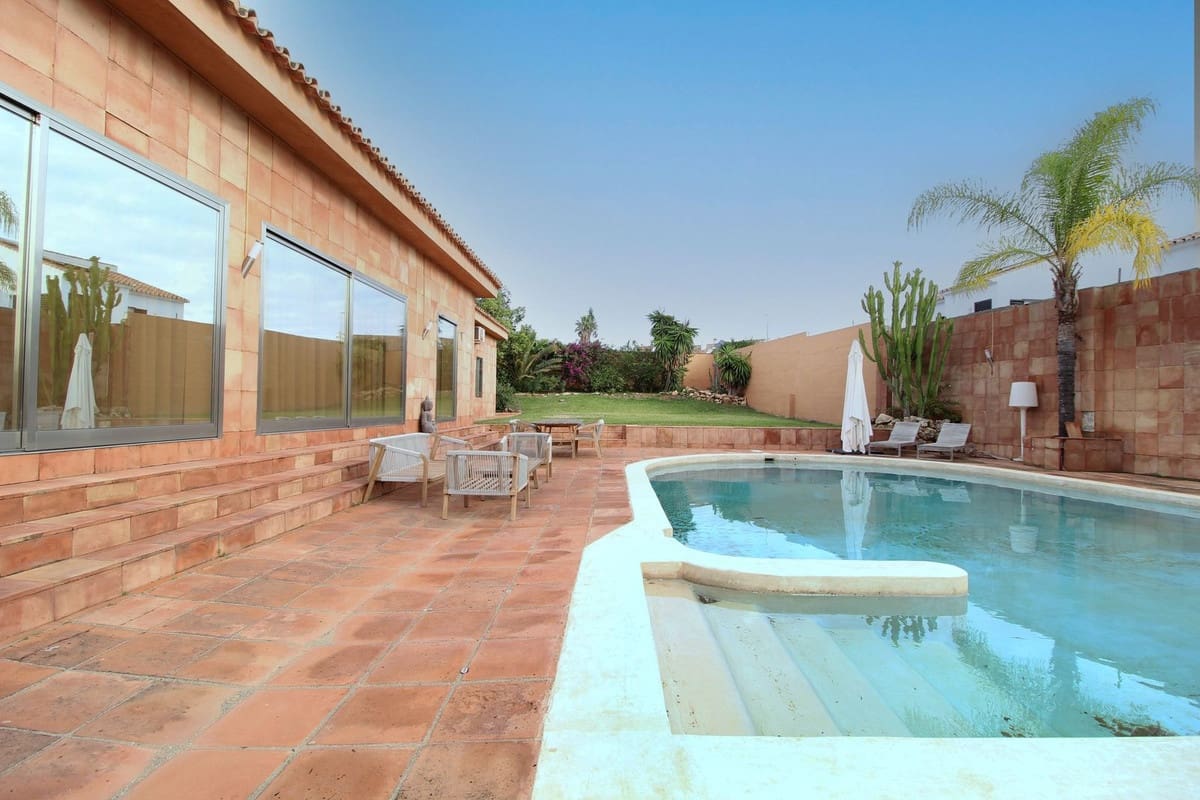 4 bedroom Villa for sale in Benahavis with pool garage - € 2,400,000 (Ref: 9288473)