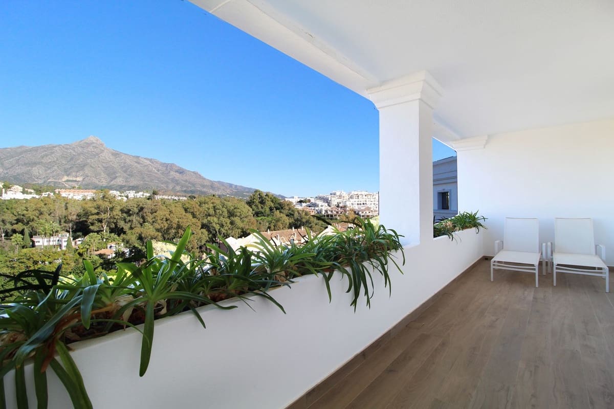 4 soverom Penthouse til salgs i Nueva Andalucia med svømmebasseng garasje - € 2 495 000 (Ref: 9288474)