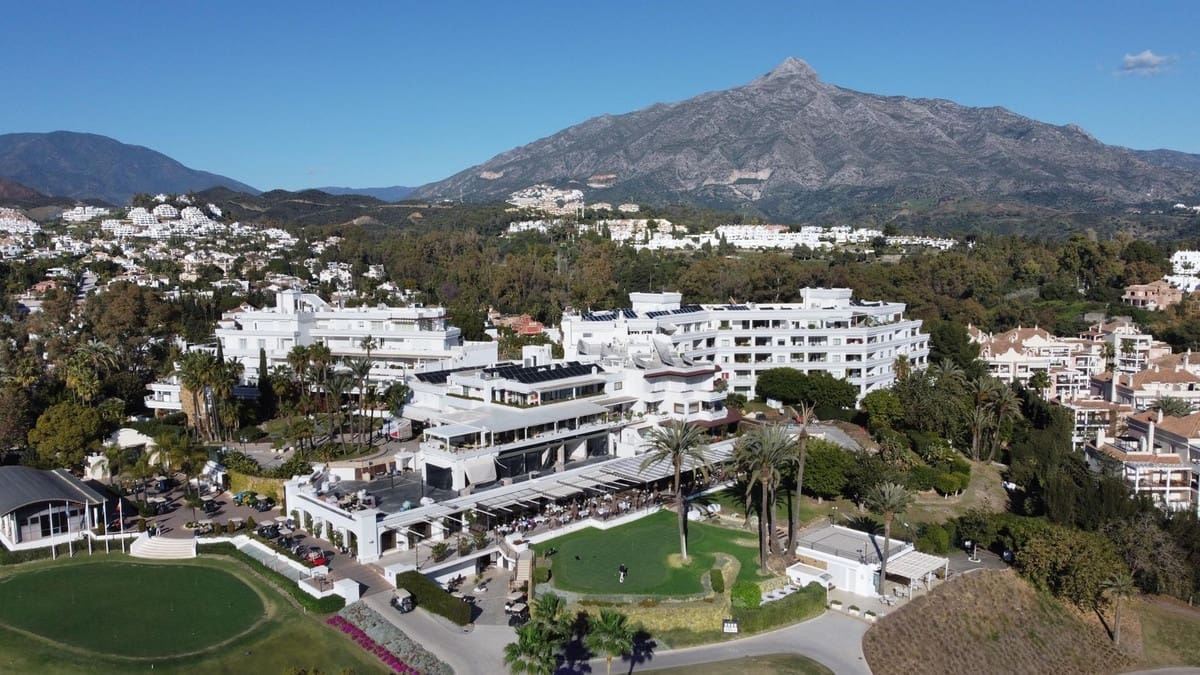 4 soverom Penthouse til salgs i Nueva Andalucia med svømmebasseng garasje - € 2 495 000 (Ref: 9288474)