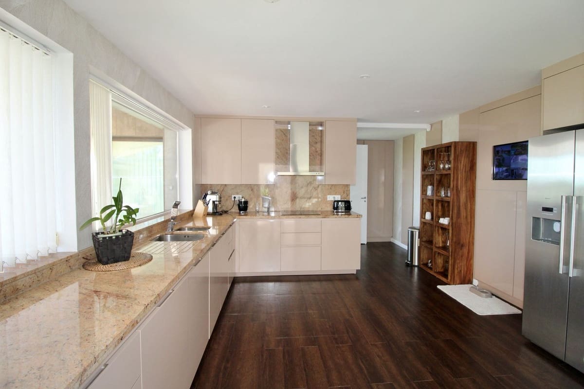 3 bedroom Villa for sale in Benahavis with pool garage - € 1,750,000 (Ref: 9288478)