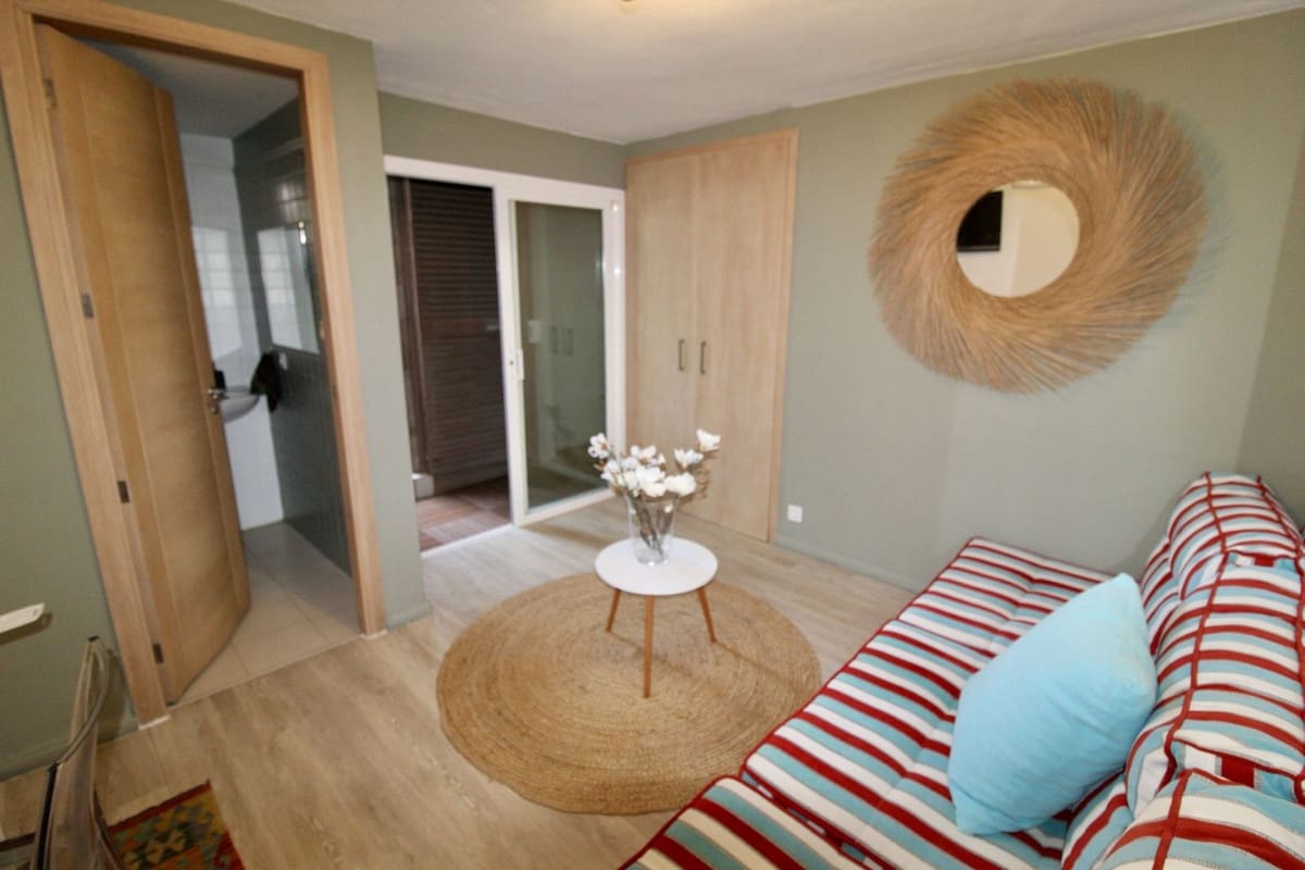 3 bedroom Villa for sale in Benahavis with pool garage - € 1,750,000 (Ref: 9288478)