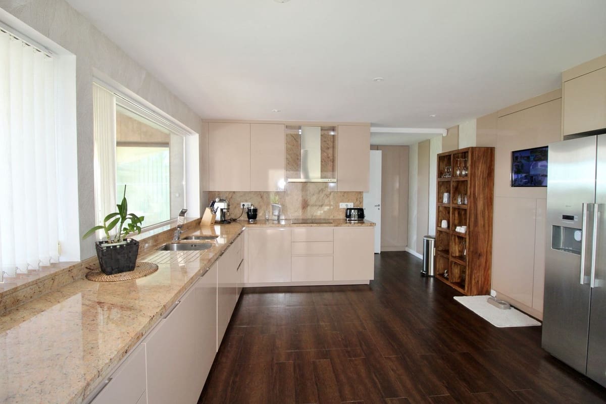3 bedroom Villa for sale in Benahavis with pool garage - € 1,750,000 (Ref: 9288478)