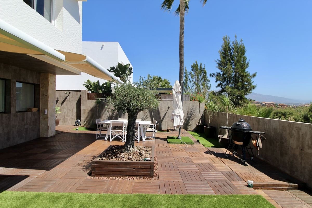3 bedroom Villa for sale in Benahavis with pool garage - € 1,750,000 (Ref: 9288478)